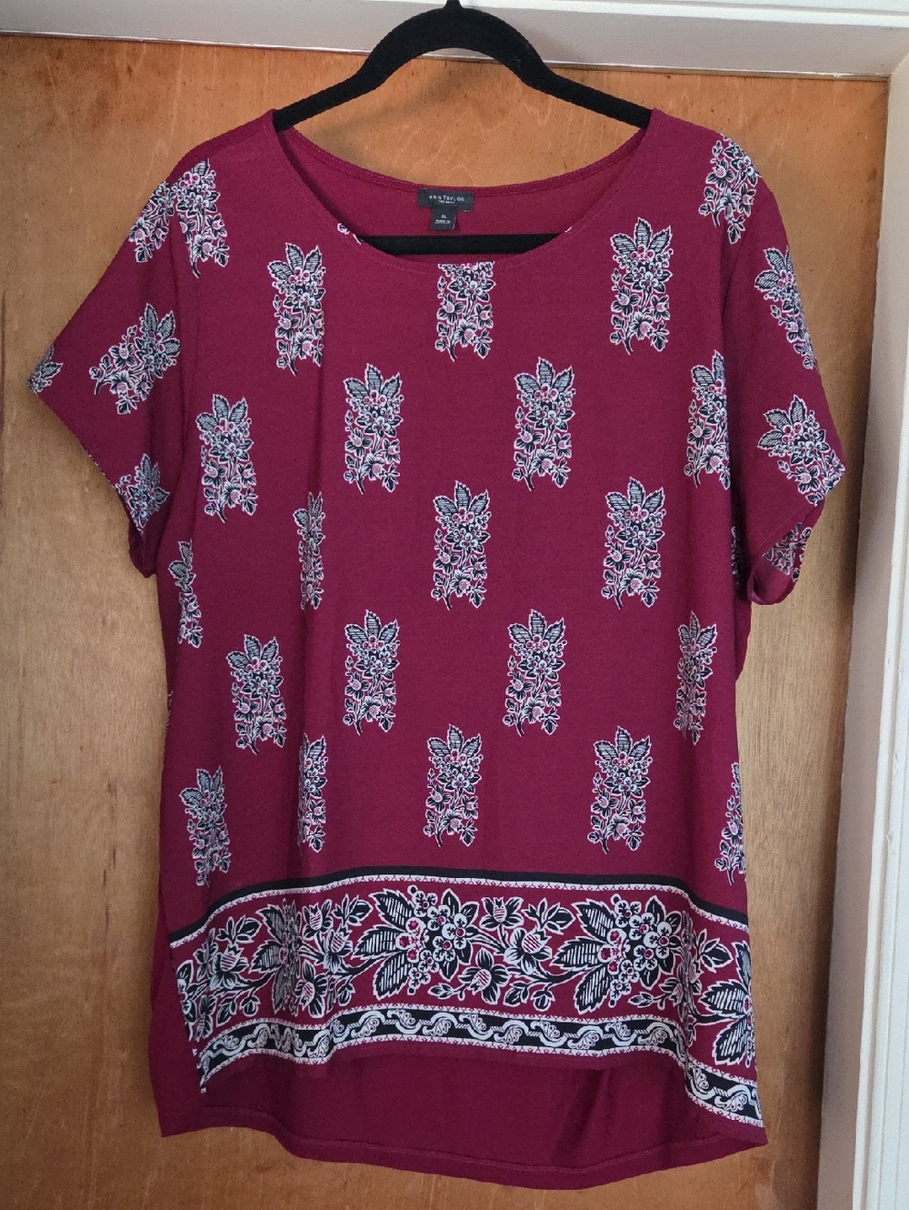 EUC Ann Taylor Factory Burgundy Floral Border Short Sleeve Top Size XL